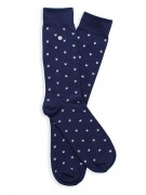 Białe gwiazdki na granatowych skarpetach